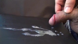 カリに引っかけるように皮オナニーをしたところ、気持ちが良すぎてすぐに射精してしまう早漏君。