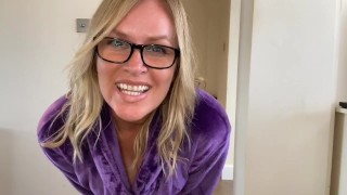 Pizza delivery guy gets lucky with hot milf. 