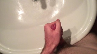 Mi sego e sborro un sacco mentre la mia famiglia