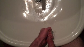 Mi sego e sborro un sacco mentre la mia famiglia