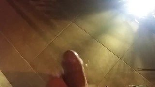 Punheta em local Publico!!