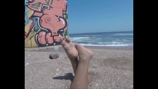 Jugando con mis pies enterrada bajo la arena