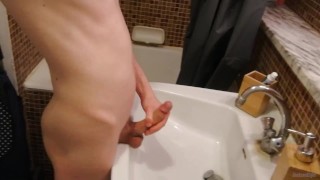 Grosse ejac pendant que ma colloc .