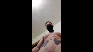 мускулистый милый парень дрочит. соло онанизм. подросток, домашнее