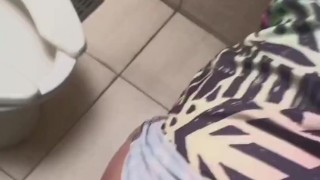 Sexo PÚBLICO, acabo de FIESTA y ME FOLLO en el BAÑO.