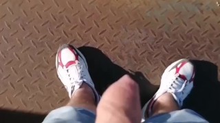 Дрочит на улице