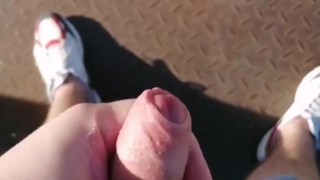 Дрочит на улице