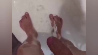 Подрачил и кончил на себя