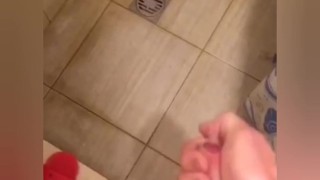 Очень долго дрочит