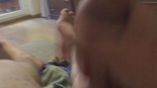 Парень дрочит член и обильно кончает