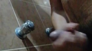 ME LA JALO MIENTRAS ME BAÑO
