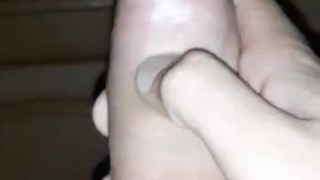 Молодой парень показывает большой бритый красивый ровный член мастурбация