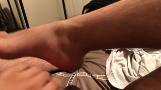 Small dick chub gives himself footjob