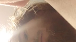 Pelirrojo juega con sus tetillas de cerca