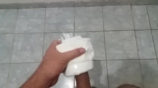 Punheta com masturbador criativo!!