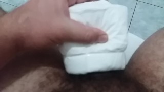 Punheta com masturbador criativo!!