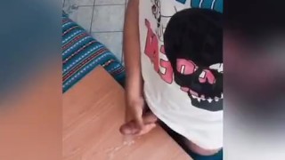 Ragazzo italiano in quarantena si sega e sborra