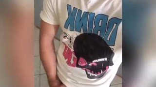 Ragazzo italiano in quarantena si sega e sborra