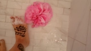 The Queen playing in bubbles cleaning feet