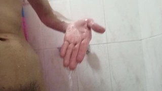 Hombre sexy se Masturba con su gran Pene hasta Venirse 