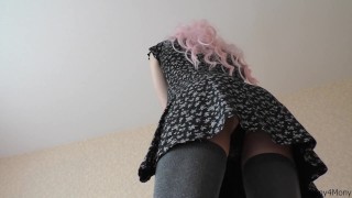 FEMBOY / Показывает что у нее под юбкой