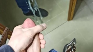 Кончил на зеркало. Много спермы и мощные выстрелы