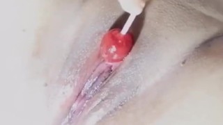 Me Masturbo con una paleta tutsi pop 