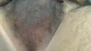 Chico gordo se masturba su pequeño pene, tarda en venirse 