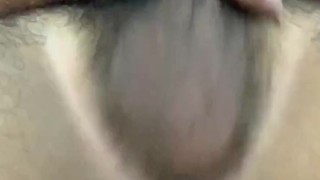 Chico gordo se masturba su pequeño pene, tarda en venirse 