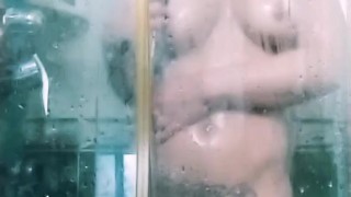 Pornstar española dándose una ducha poniéndose muy cachonda tocándose coño