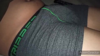 se masturba hasta tener un intenso orgasmo gimiendo