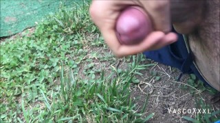 Mi faccio una sega veloce all'aperto e sborro per terra