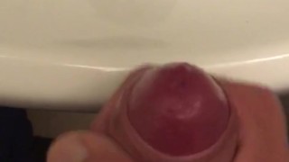 кончаю фонтаном в раковину