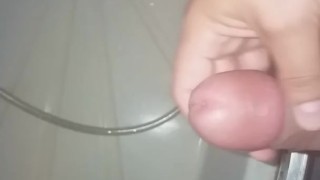 Дрочу в душе