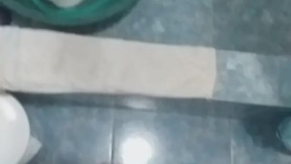 Gostoso não se aguenta na casa do namorado e toca sozinho