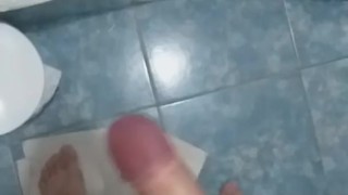 Gostoso não se aguenta na casa do namorado e toca sozinho