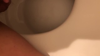 トイレでオナニー射精手コキ 唾でヌルヌルに