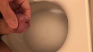 トイレでオナニー射精手コキ 唾でヌルヌルに