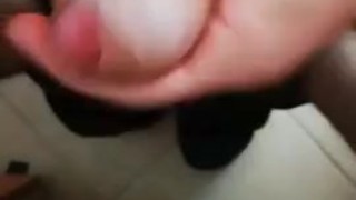 Ragazzo sborra nel bicchiere