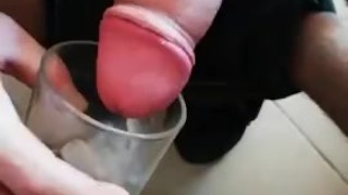 Ragazzo sborra nel bicchiere