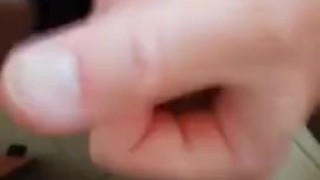 Ragazzo sborra nel bicchiere
