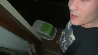 Me pajeo y me corro en el balcón