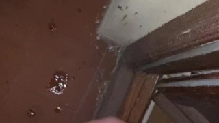 Me pajeo y me corro en el balcón