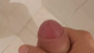 Joven de enorme polla se masturba y se corre