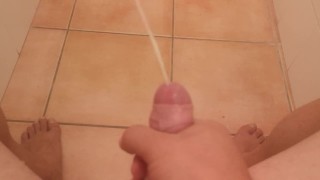 Petite branlette dans mes toilettes 