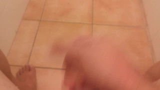 Petite branlette dans mes toilettes 