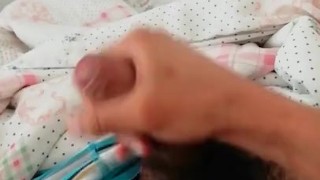 Twink mostrando leche