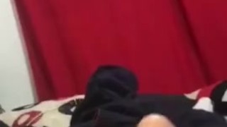 Me corro en casa de mi amigo hetero mientras él trabaja