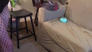 Hot wife popping and dropping her ass before filming a scene 