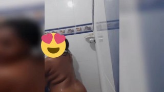 Culo grande en la ducha